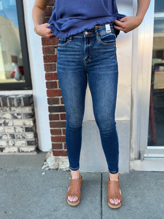 Judy Blue Mid-Rise Skinny in Plus